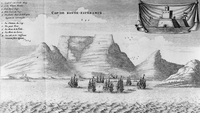 Kupferstich: Ein paar Schiffe fahren auf eine Küste zu, im Hintergrund der Tafelberg Kapstadts.